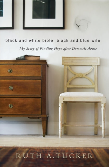 Tucker Ruth A. - Black And White Bible Black And Blue Wife My Story Of Finding Hope After Domestic Abuse - Paperback