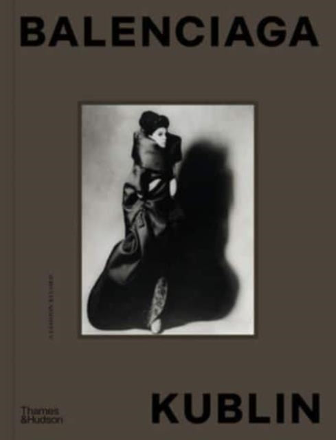 Binding: Hardcover
Description: An exquisite photography book featuring the collaborative work of fashion photographer Tom Kublin and renowned haute couture designer Crist bal Balenciaga.