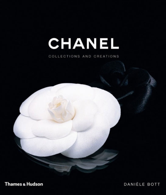 Binding: Hardcover
Description: Chanel's combination of tradition originality and style has always made it the most seductive of brands. This title reveal its private archives a galaxy of brilliant designs created by Coco Chanel from 1920 onwards.
