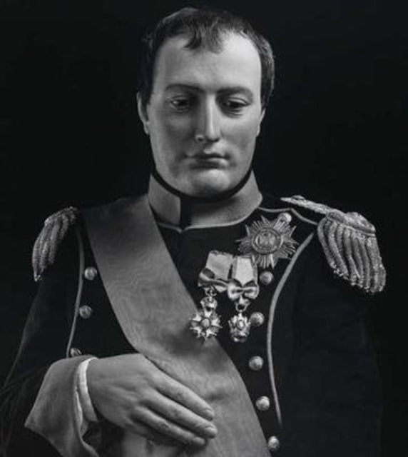 Binding: Hardcover
Description: At first glance Hiroshi Sugimoto's photographic portrait of King Henry VIII of England is arresting: his camera has captured the tactility of Henry's luxurious furs and silks the elaborate embroidery of his doublet and the light reflecting off of each shimmering jewel.